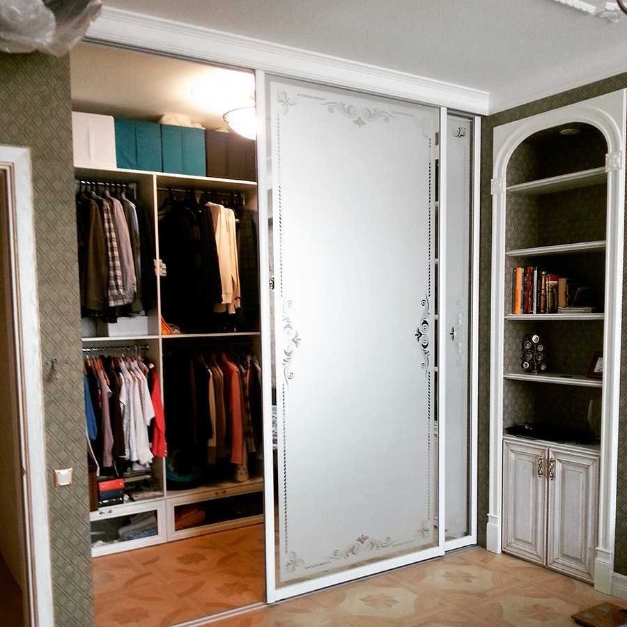 Подвесные двери купе в гардеробную комнату