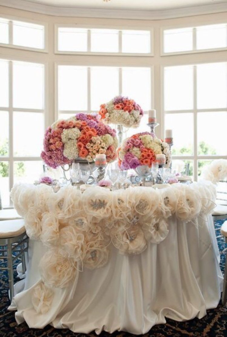 Необычное украшение свадебного стола