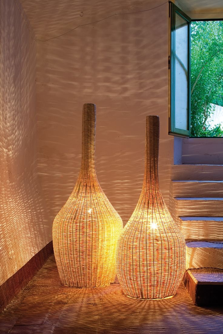 Напольный светильник из ротанга