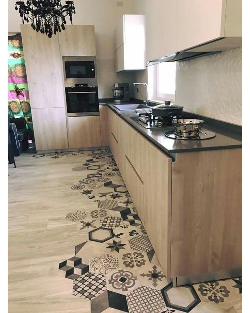 Комбинированный пол на кухне плитка и ламинат