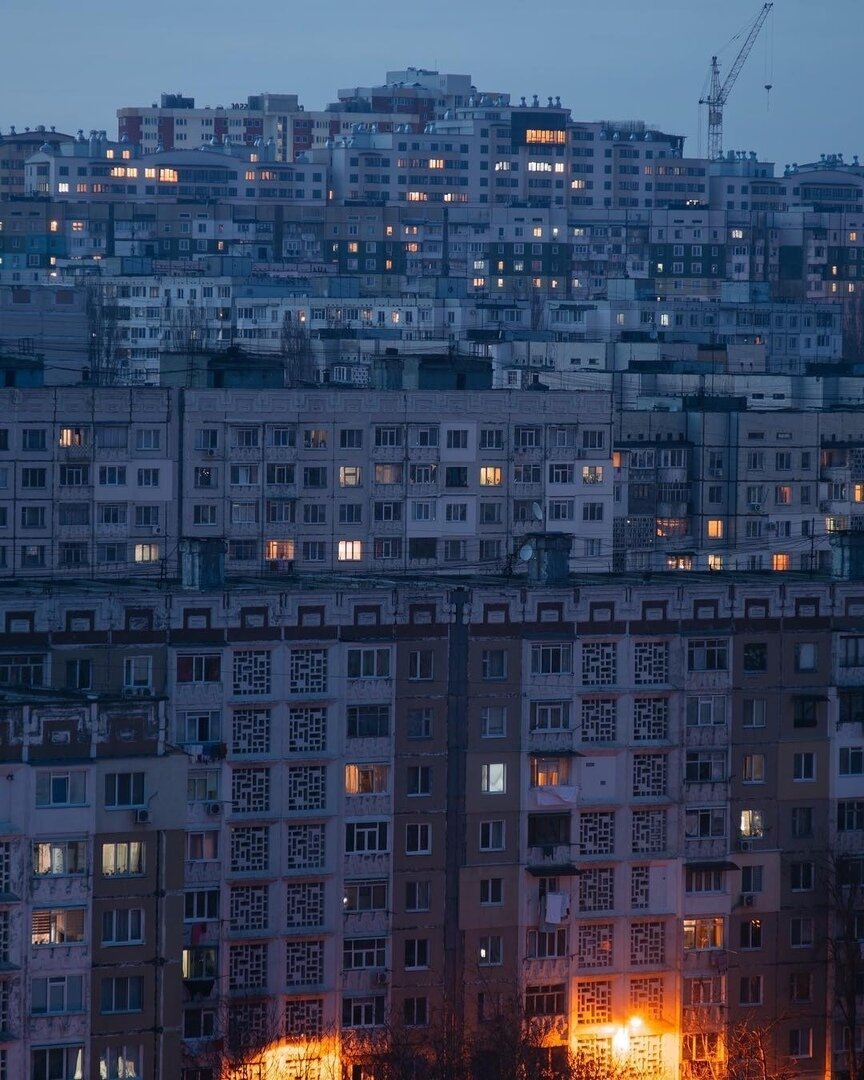 Панельный дом ночью