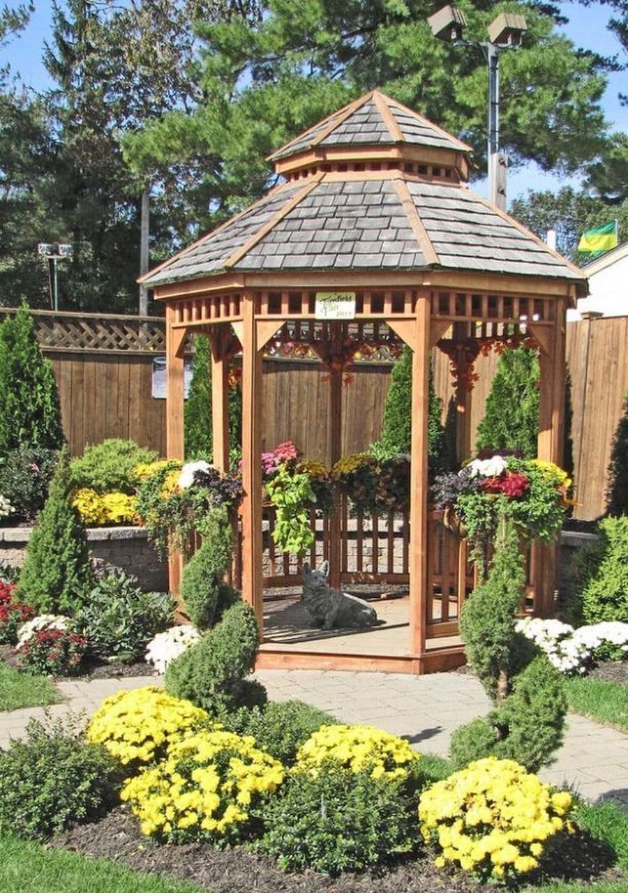 Клумба у беседки