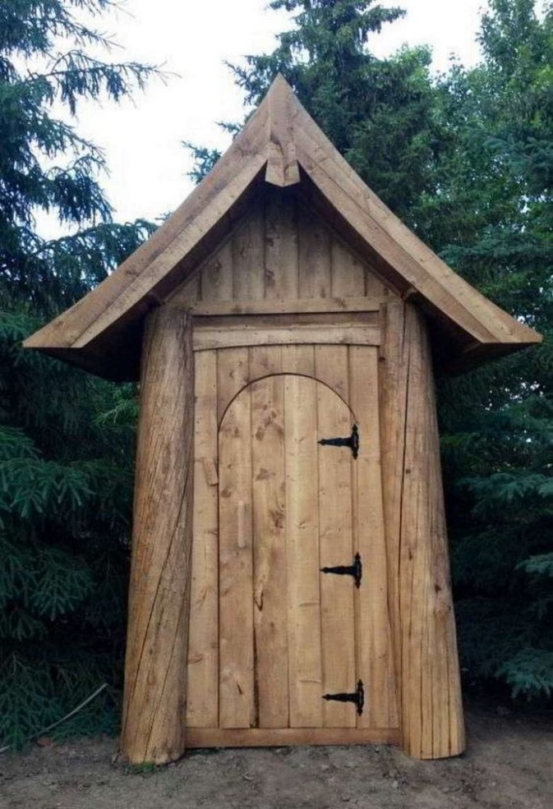 Красивый деревянный туалет