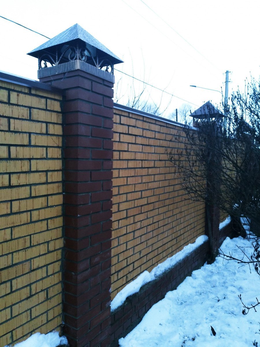 Подсветка кирпичных столбов забора
