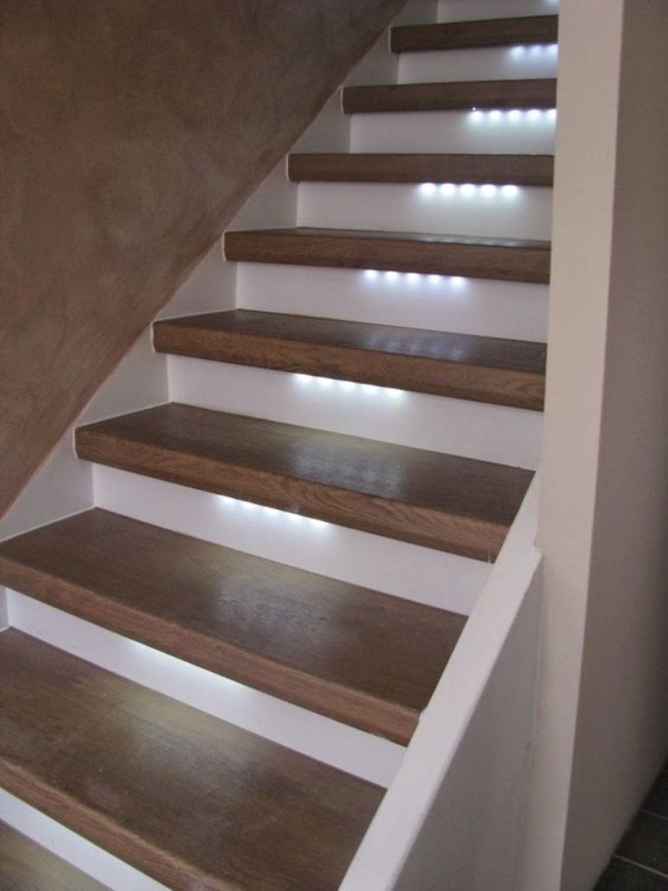 Деревянная лестница с подсветкой ступеней