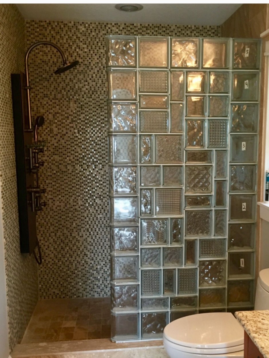 Стена из стеклянного блока в ванной