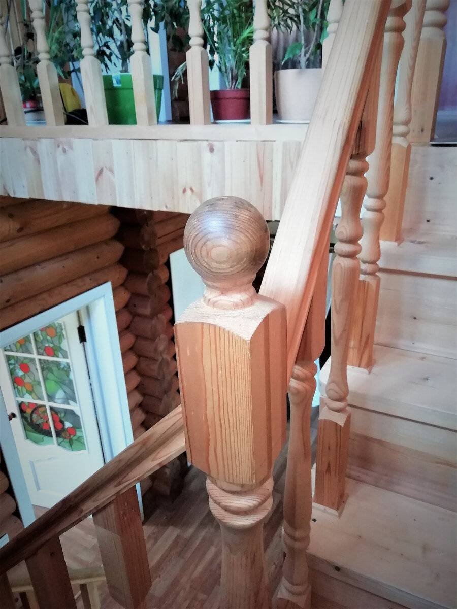 Деревянные крашенные лестницы внутри дома