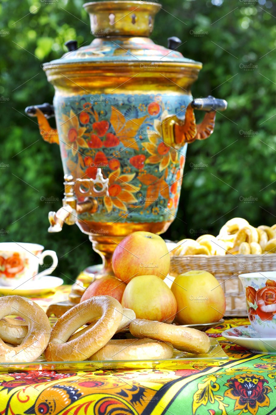 Стол с самоваром и баранками