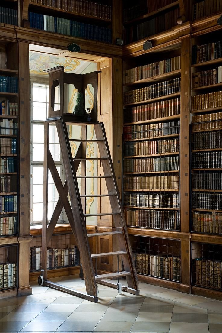 Старинный книжный стеллаж