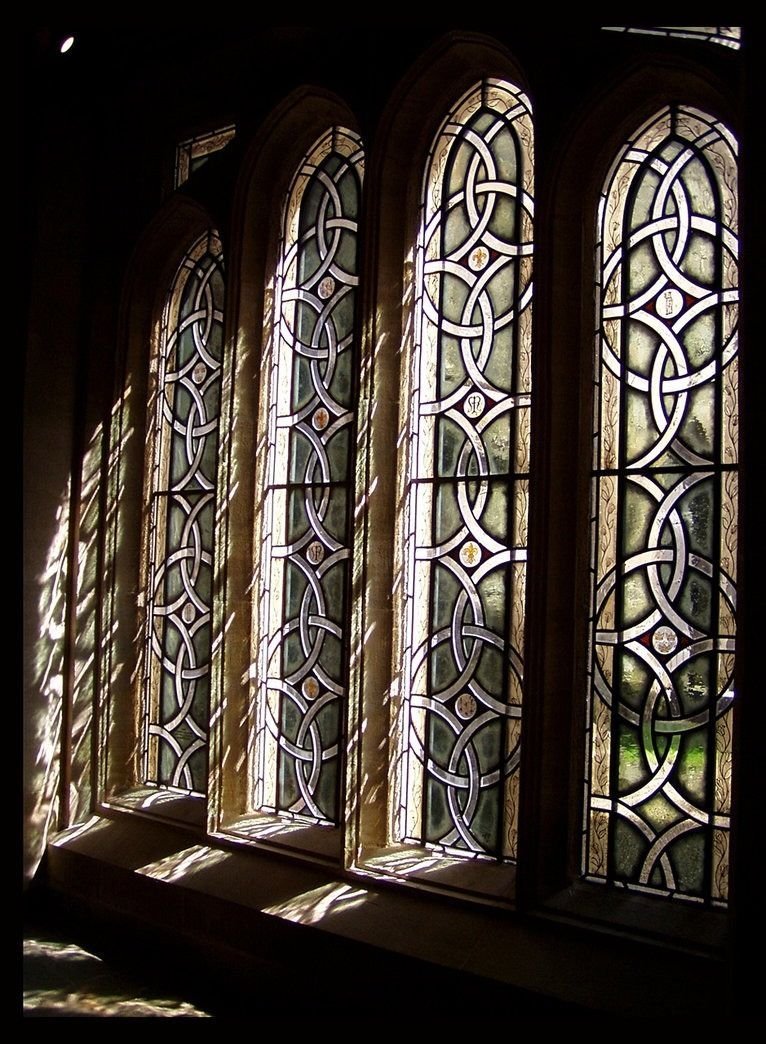 Окно в средневековом стиле