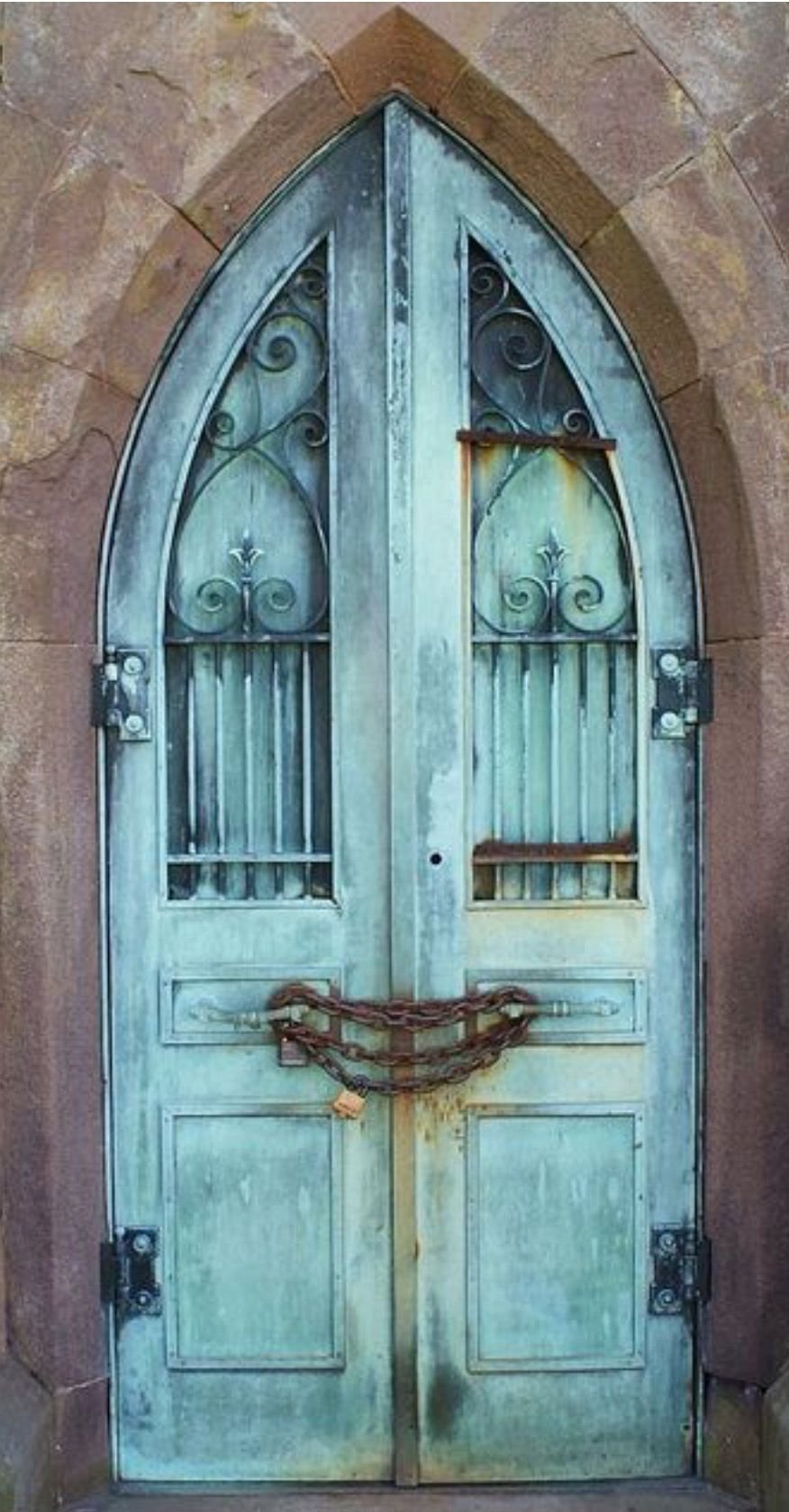 Открытые старинные двери