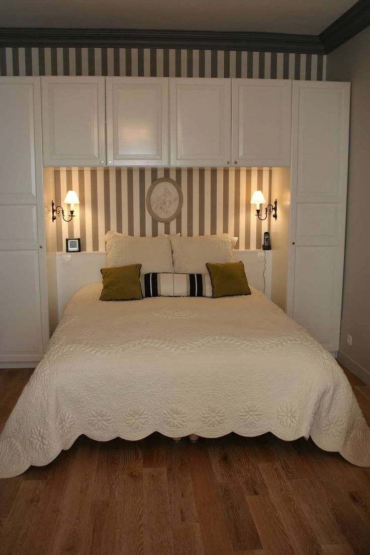 Шкаф над кроватью в спальне