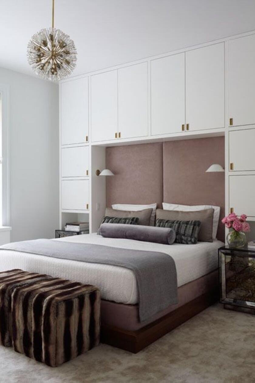 Шкаф возле кровати в спальне