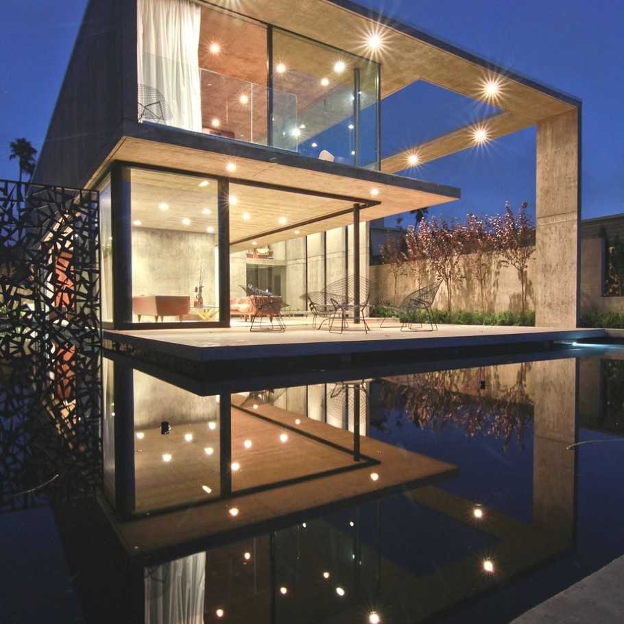 Красивый стеклянный дом
