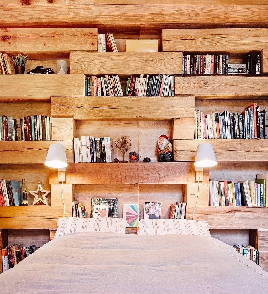 Книжные полки над кроватью