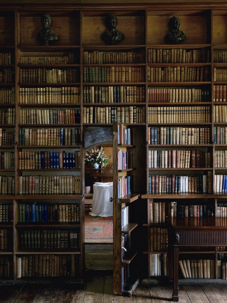 Старинный книжный стеллаж
