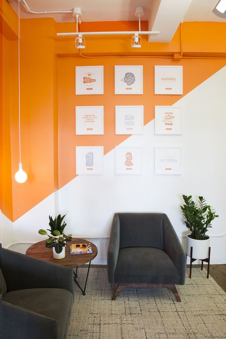 Оранжевые стены в офисе