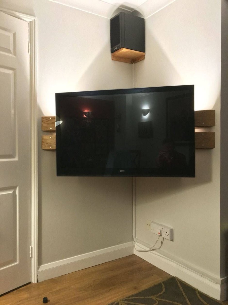 Угловая полка для телевизора на стену