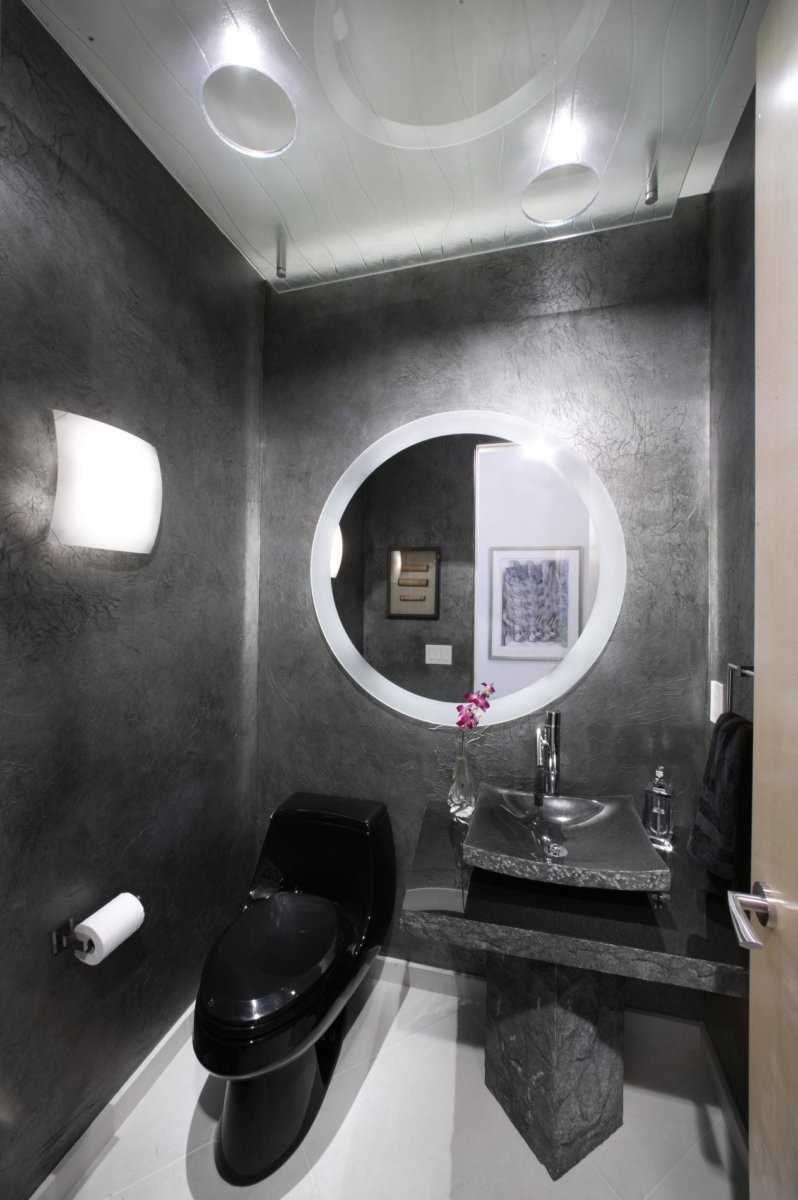 Туалетная комната с черным унитазом