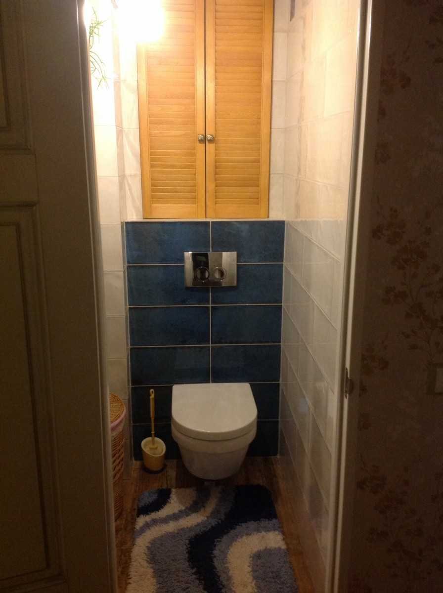 Туалет с раковиной и встроенным шкафом