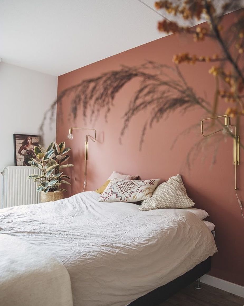 Современная покраска стен в спальне