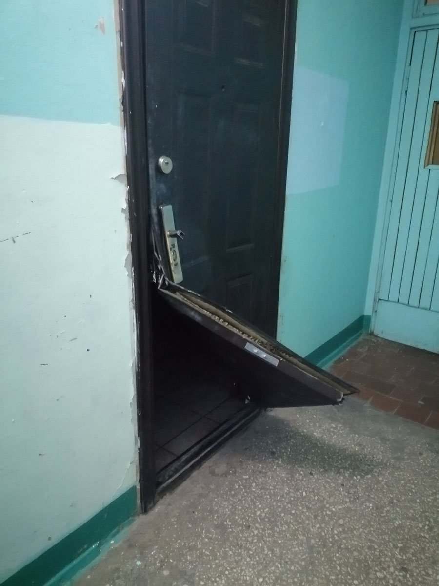 Дверь в подъезд