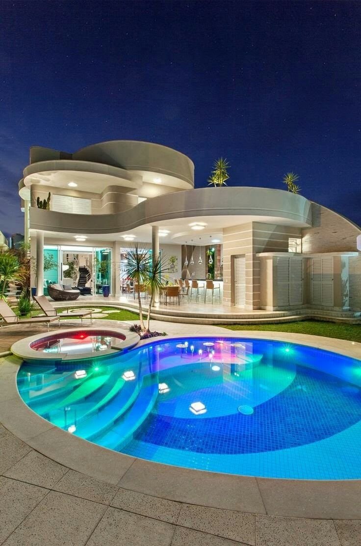 Огромный дом с бассейном