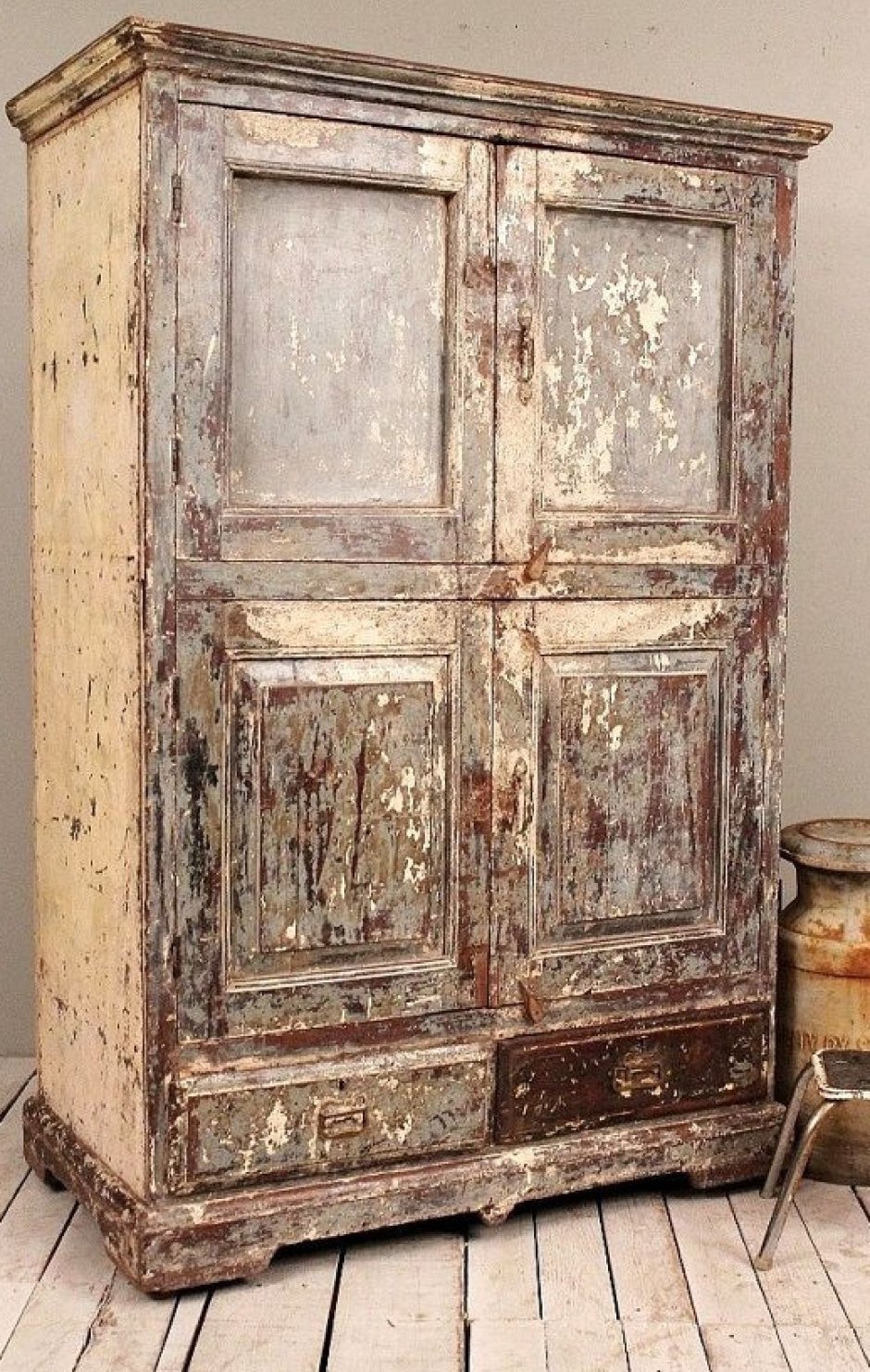 Старый шкаф