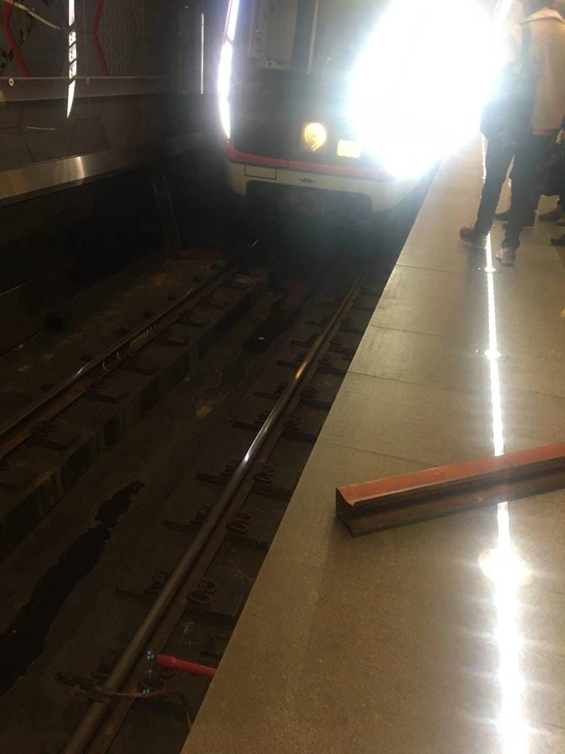 Женщина упала на рельсы в метро