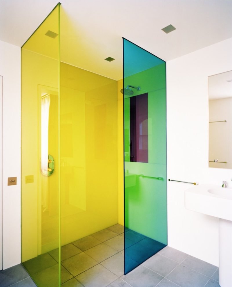 Цветные стеклянные перегородки в ванной