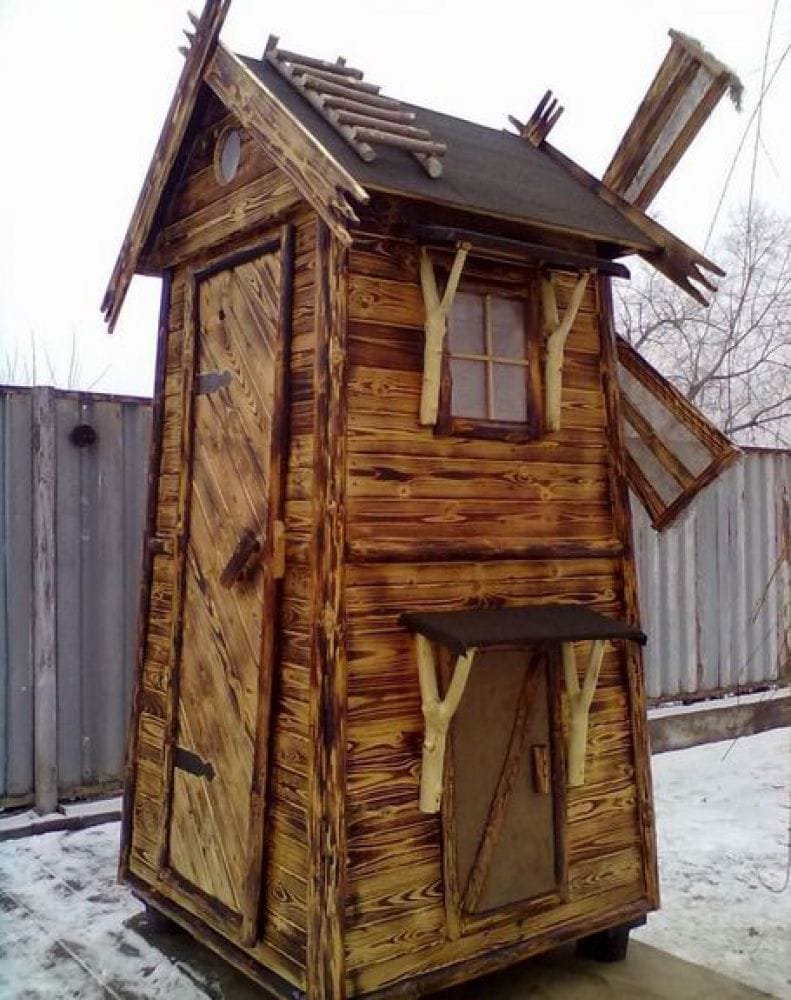 Оригинальный дачный туалет