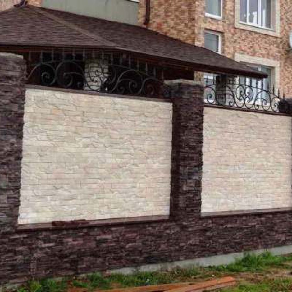 Забор облицованный камнем