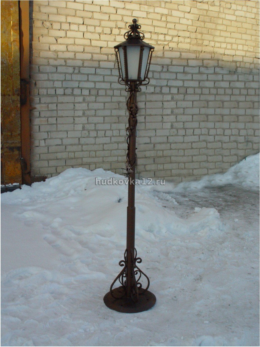 Уличный фонарь на стойке из металла