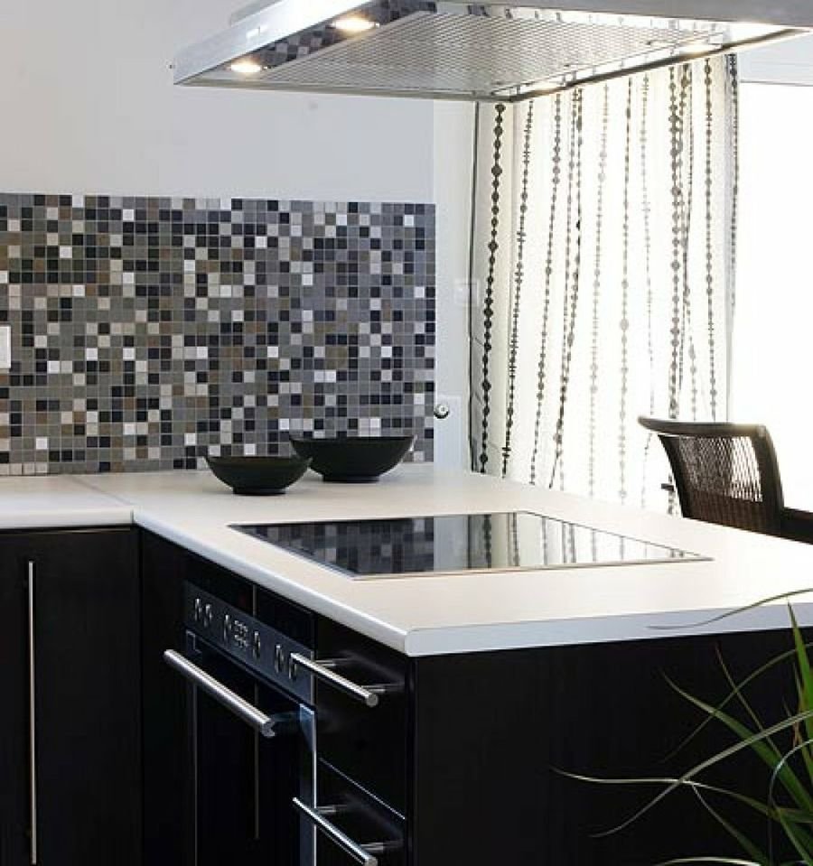 Черная мозаика фартук на кухне