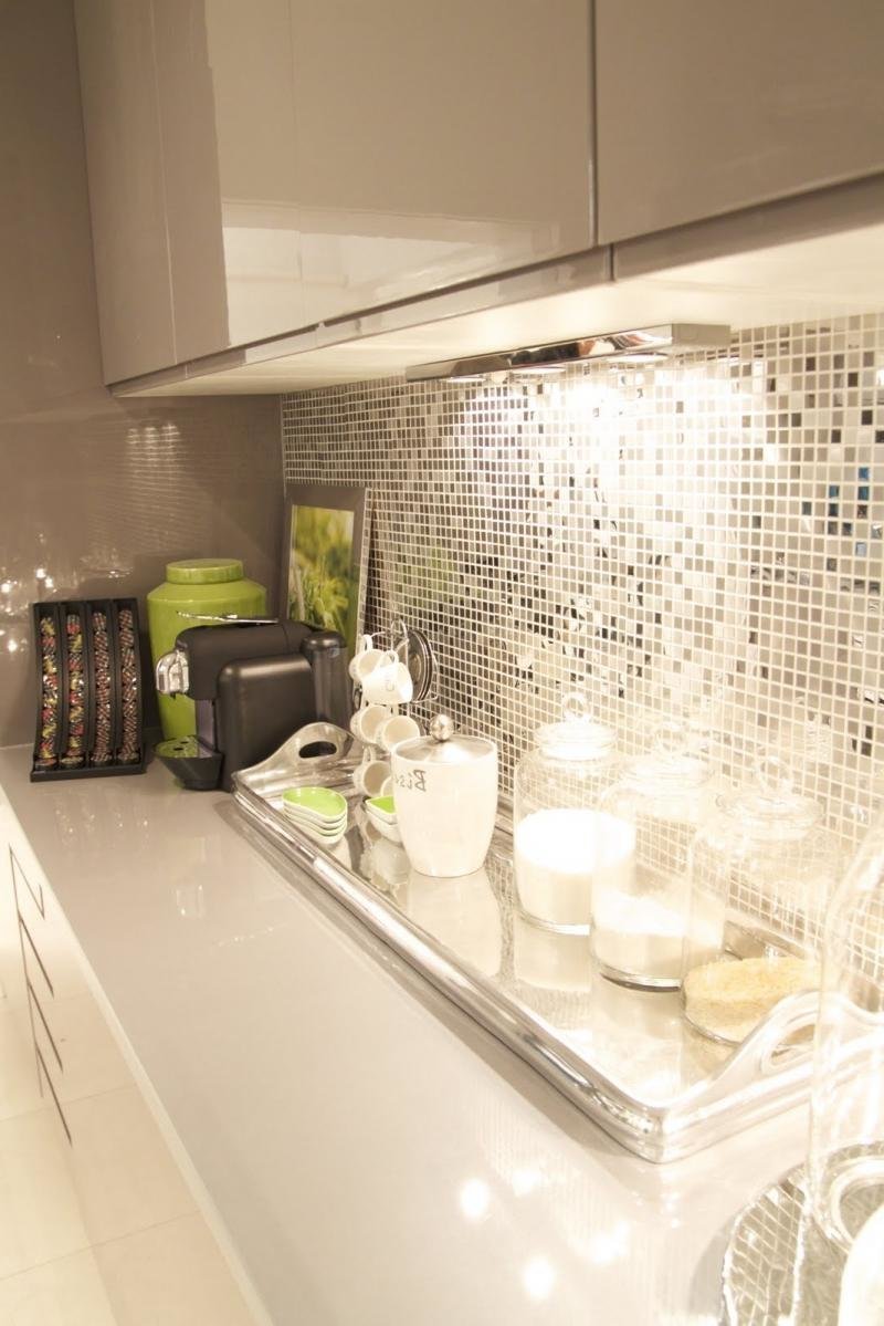 Зеркальная мозаика на кухне