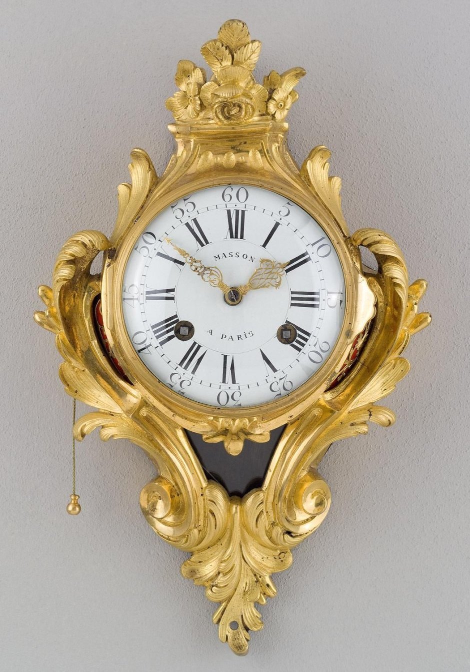 Настенные часы в классическом стиле