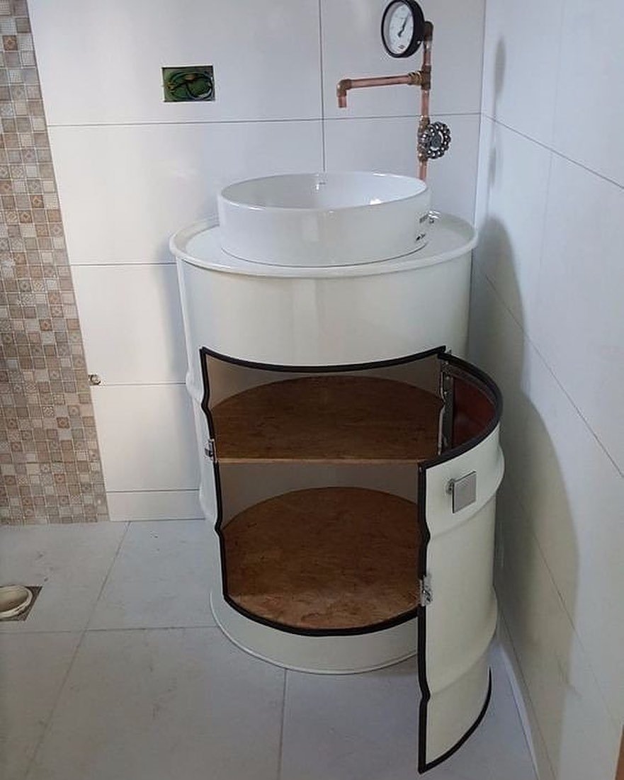 Умывальник из железной бочки