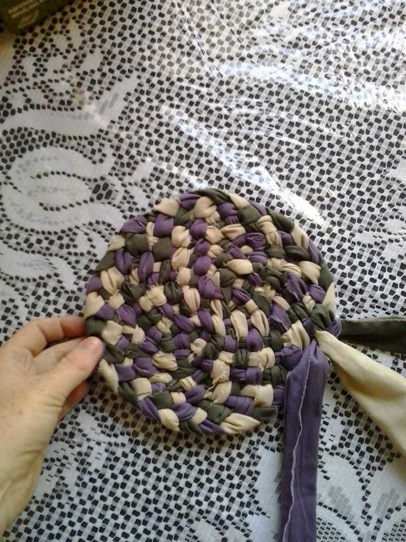 Плетёный коврик из ткани