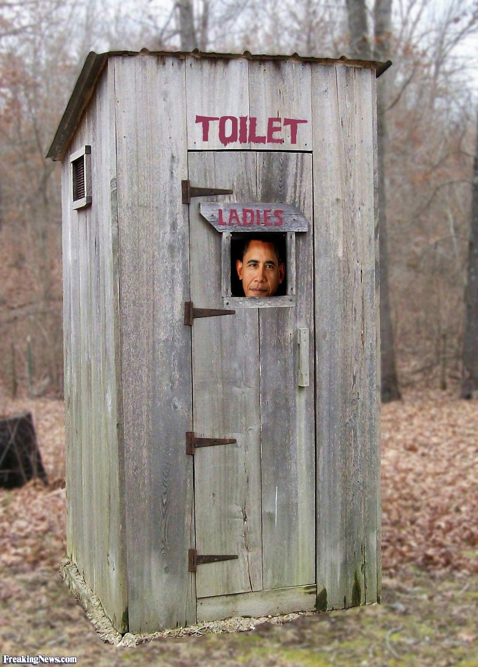 Деревянный деревенский туалет
