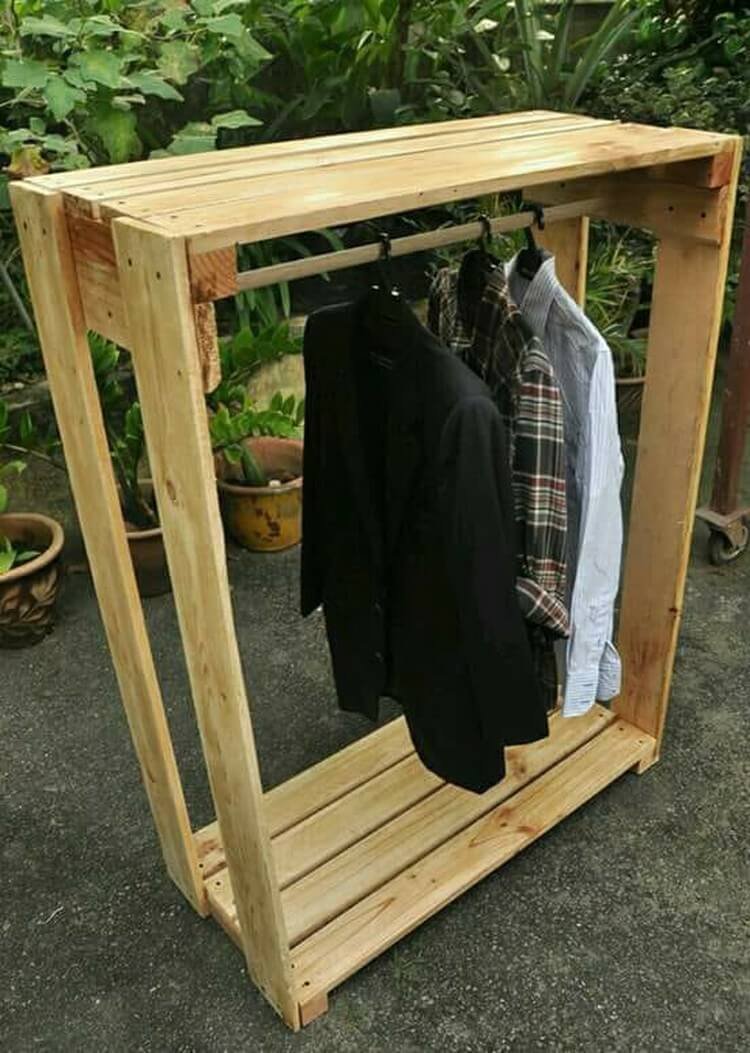 Шкаф из паллет для одежды