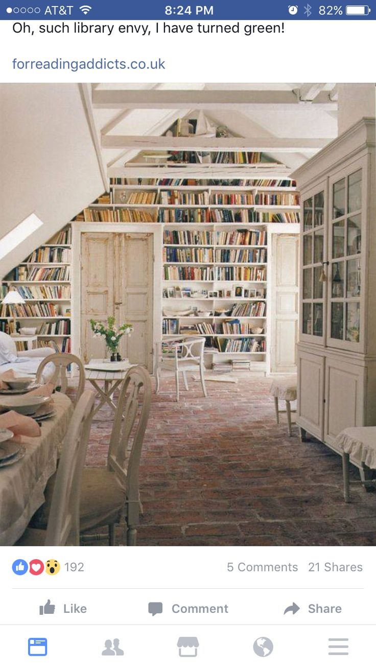 Книжные стеллажи в мансарде