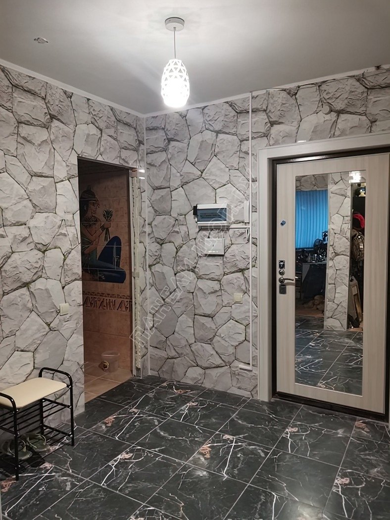 Пластик в коридоре на стенах