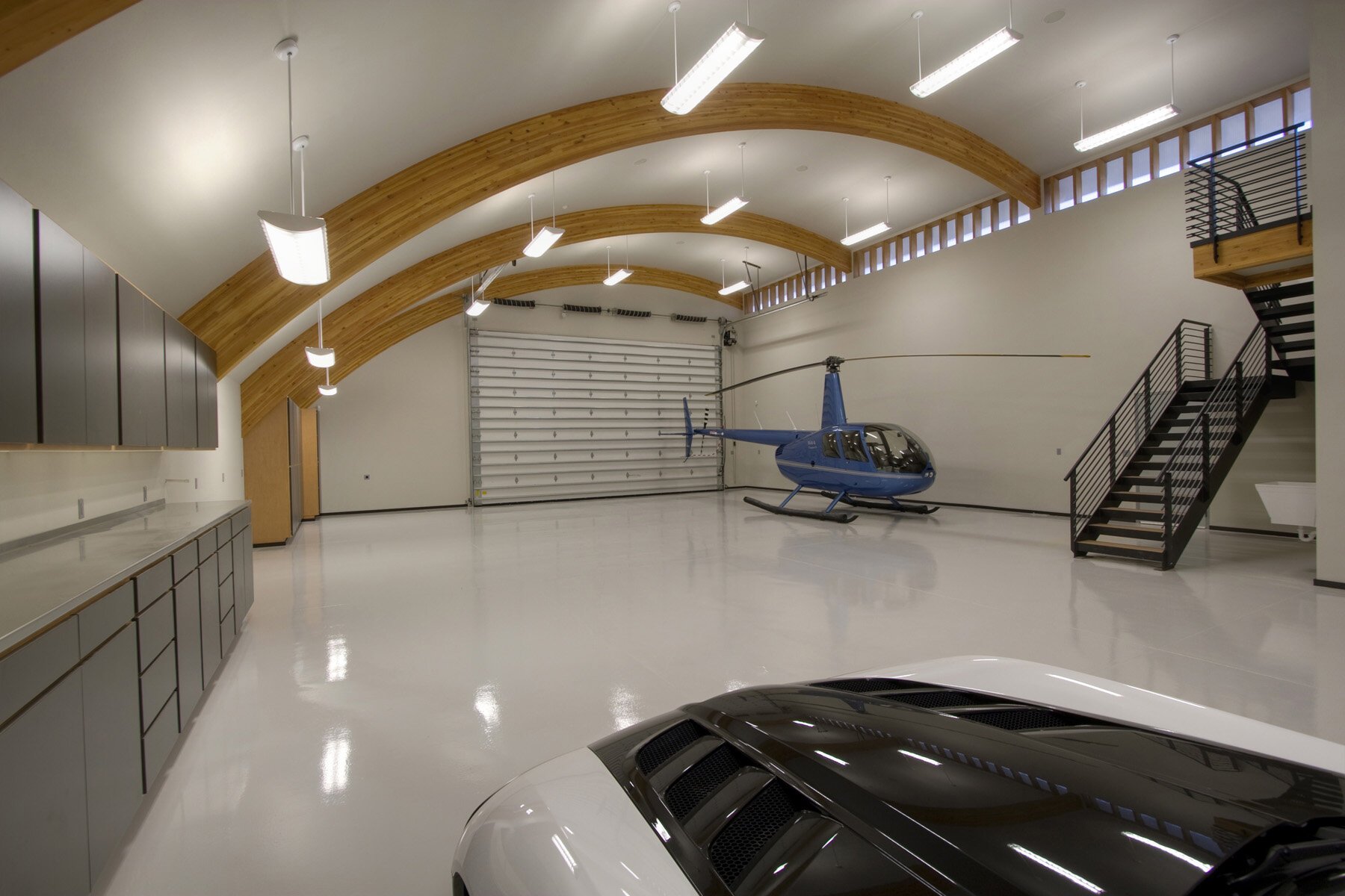 Красивые гаражи внутри. Интерьер гаража. Современная отделка гаража. Красивый интерьер гаража. Красивый гараж внутри.