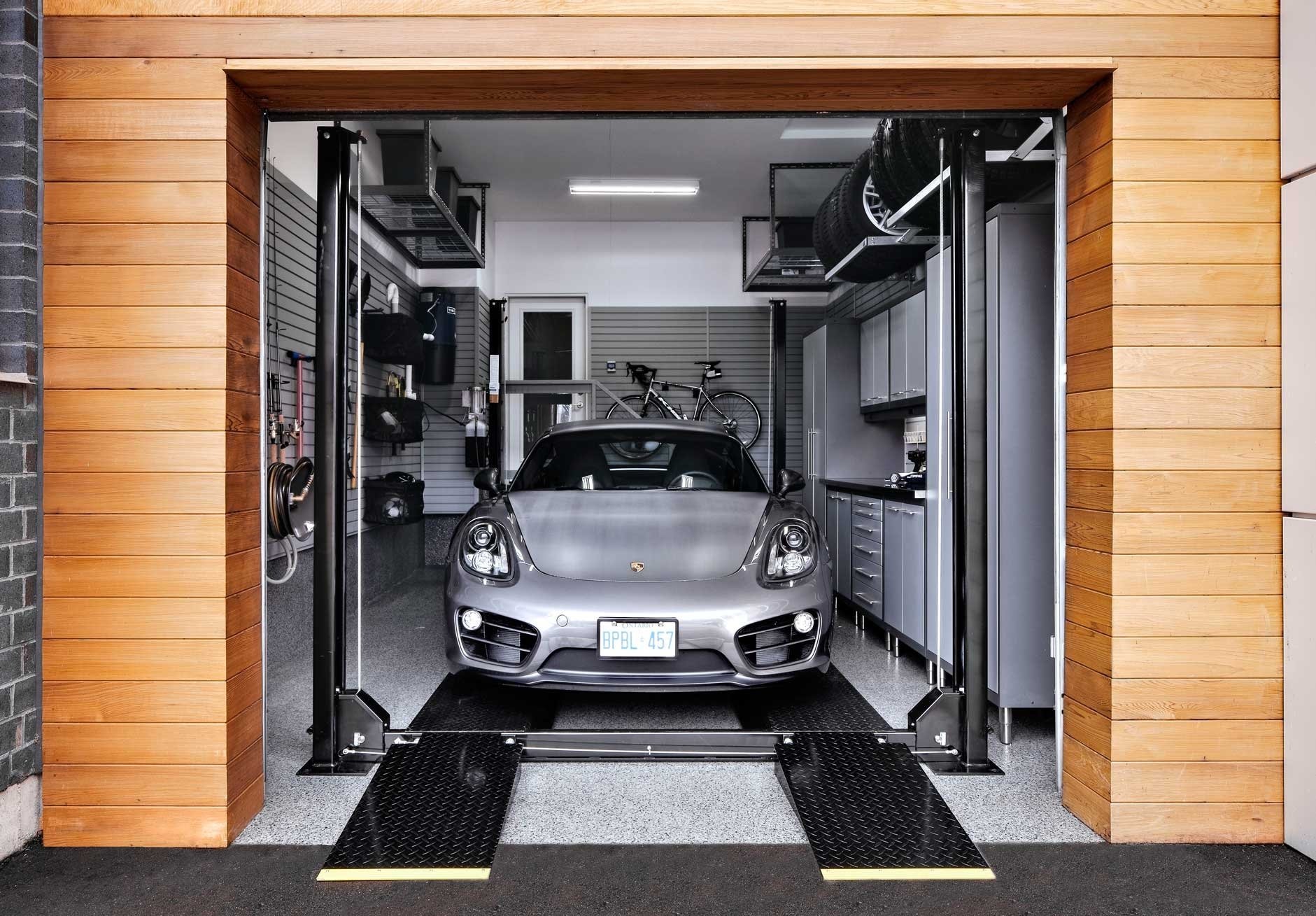 Сток гараж. Внутренняя отделка гаража. Красивый гараж. Стильный гараж. Машина в гараже.
