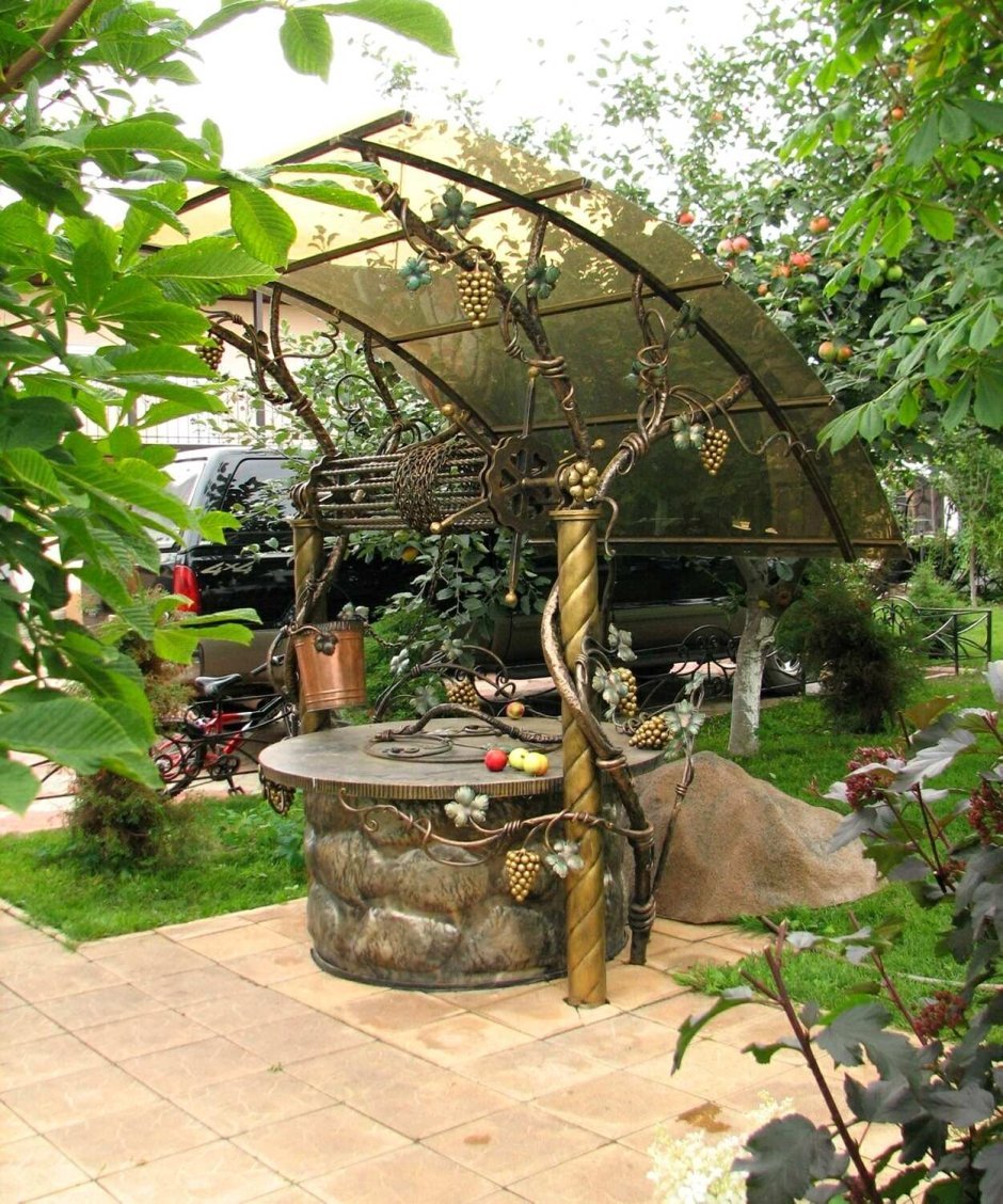 Красивый колодец