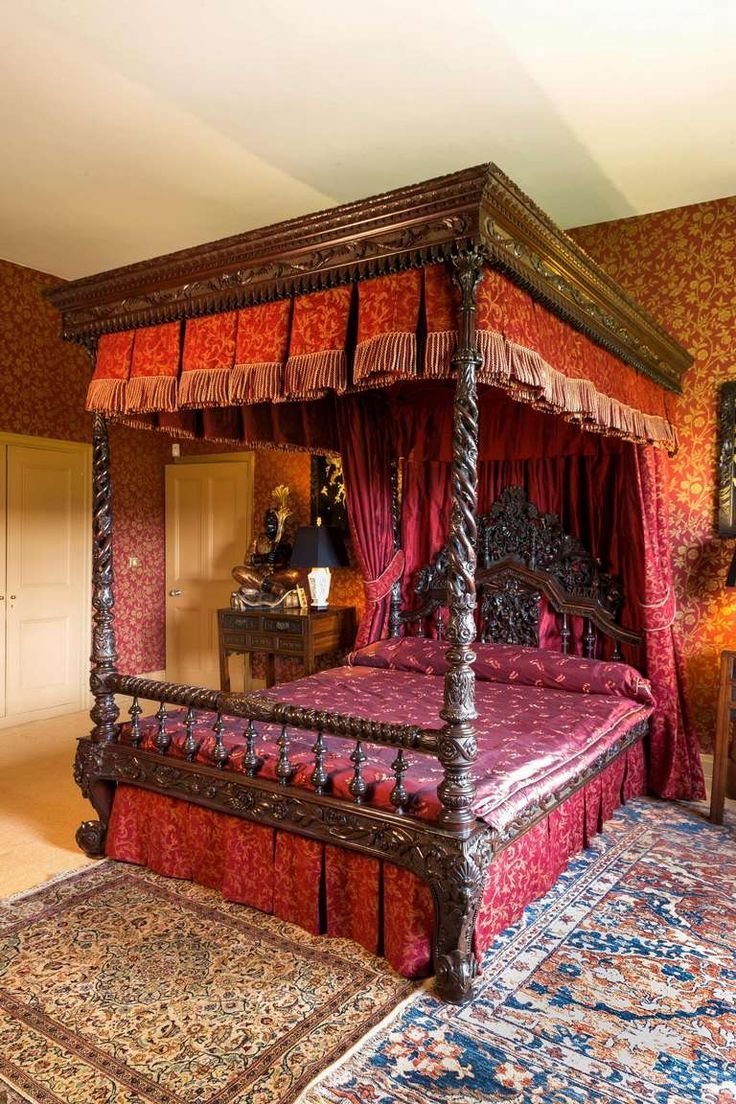 Кровать 19 века с балдахином