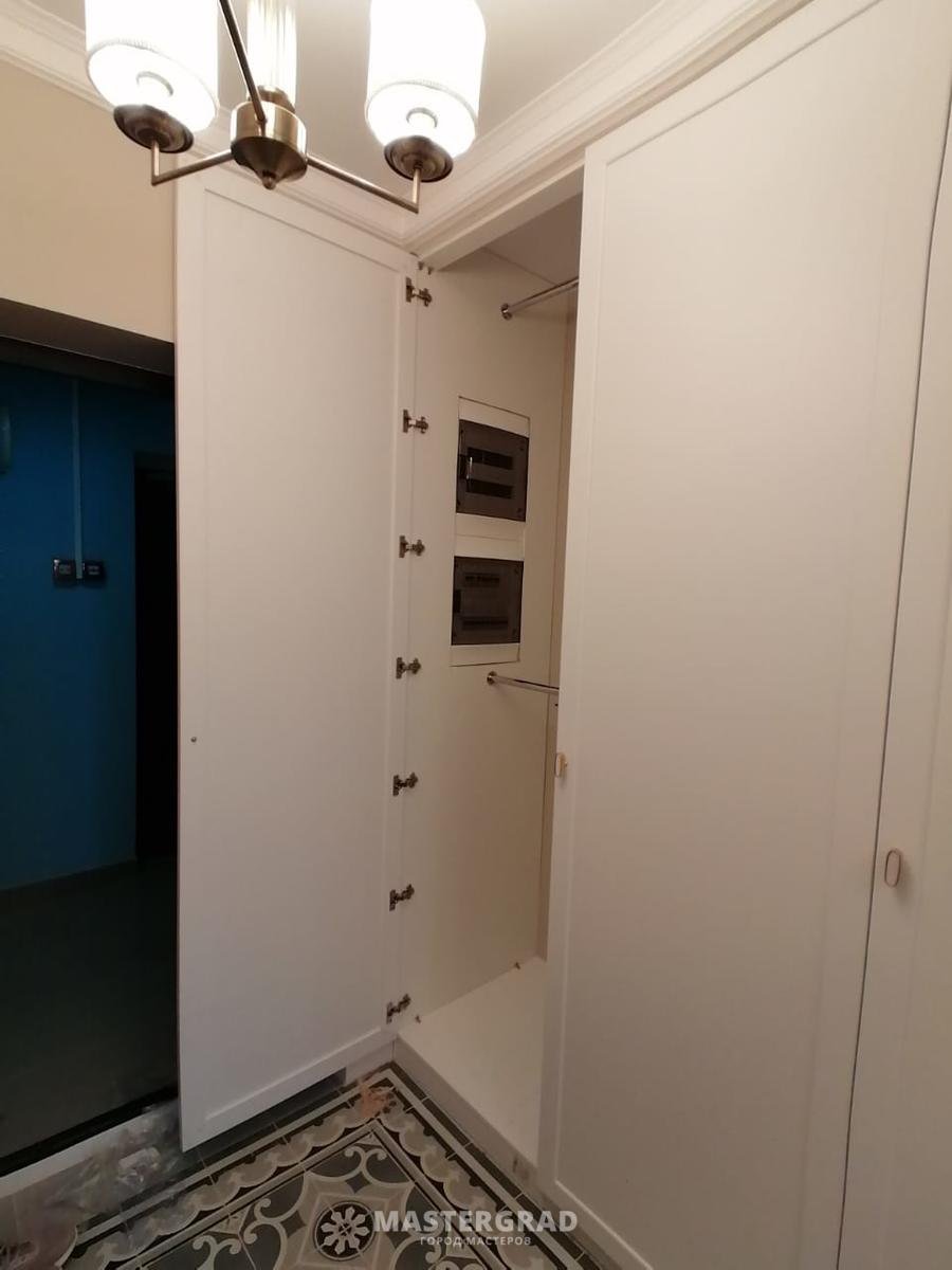 Электрощиток в шкафу в прихожей