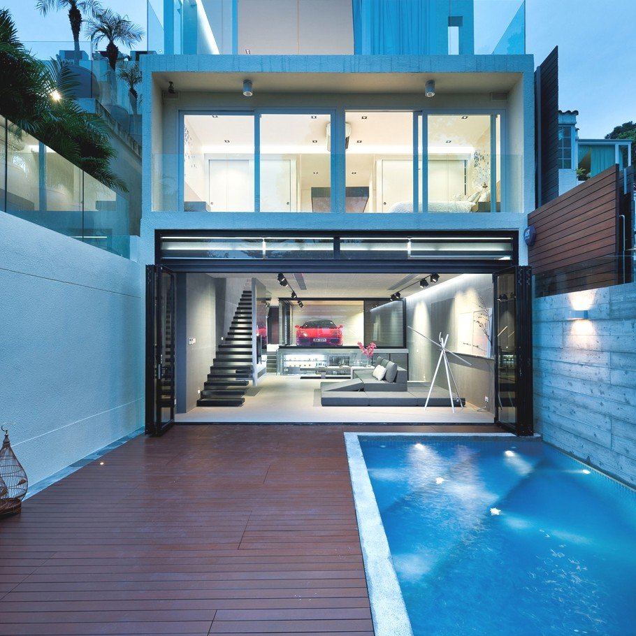 Дом с гаражом и бассейном