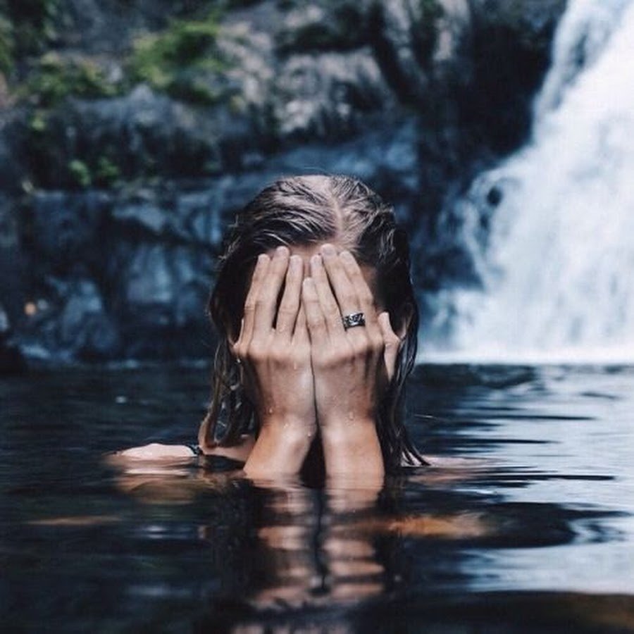 Девушка у водопада