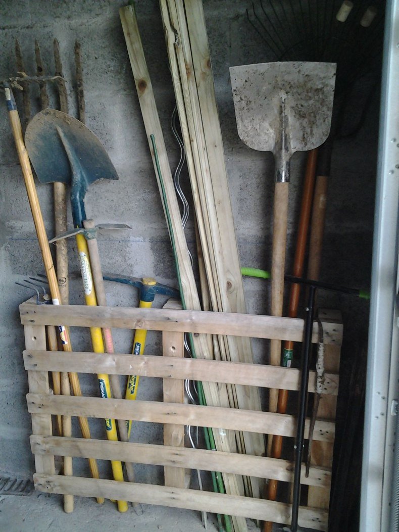 Приспособление для хранения лопат
